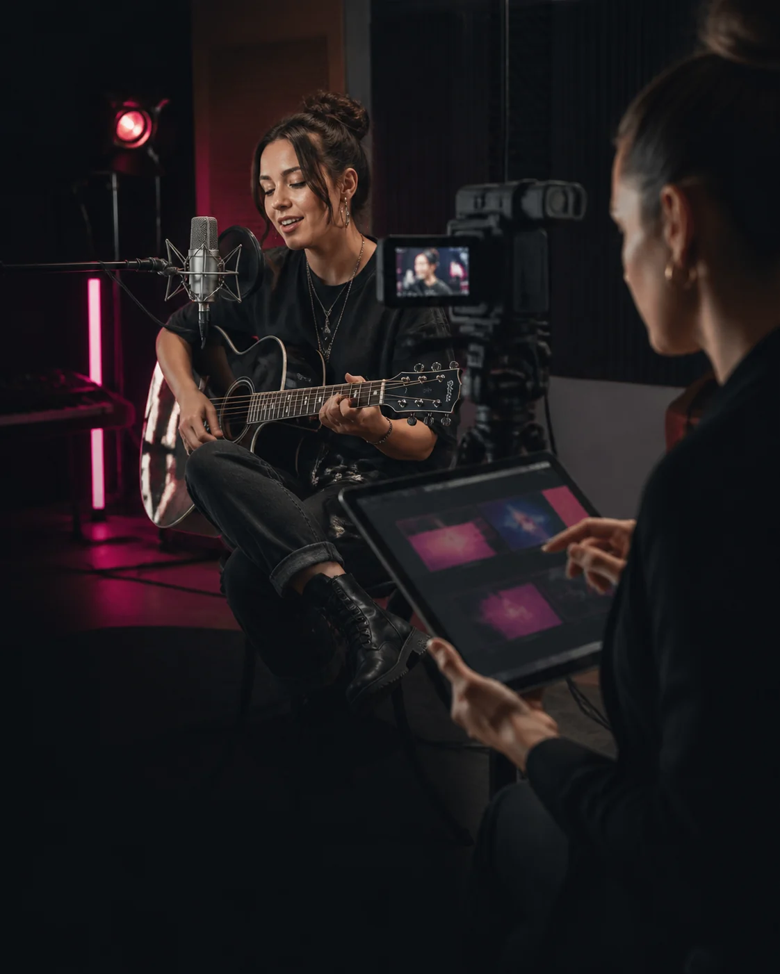 Creator pianifica una campagna video breve con smartphone e laptop